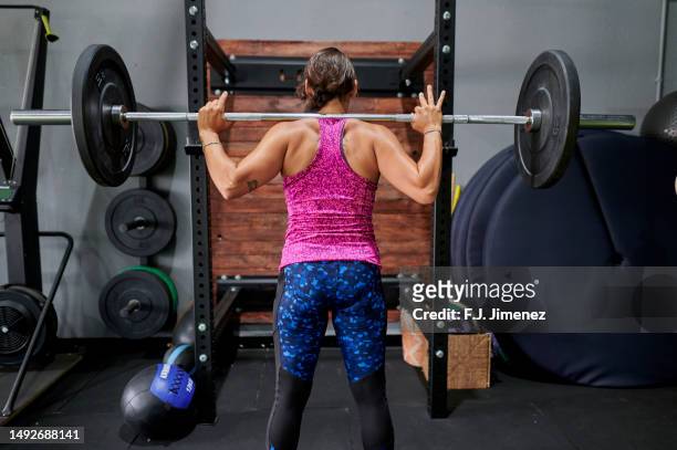 woman lifting weights in the gym - sollevamento pesi femminile foto e immagini stock