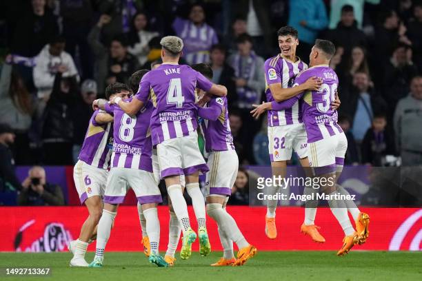 Gonzalo Plata of Real Valladolid CF celebrates with teammates after scoring the team's third goal during the LaLiga Santander match between Real...
