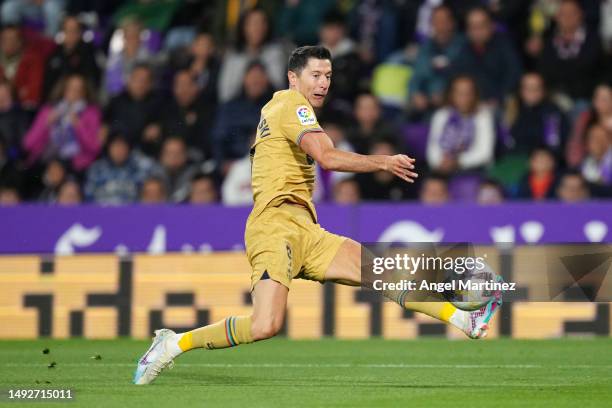 Robert Lewandowski of FC Barcelona scores the team's first goal during the LaLiga Santander match between Real Valladolid CF and FC Barcelona at...