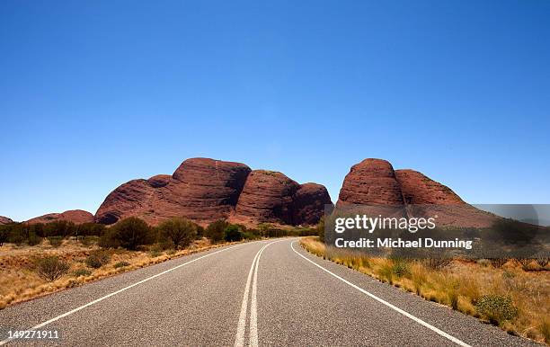 uluru, ayers rock, australia - uluru road stock-fotos und bilder