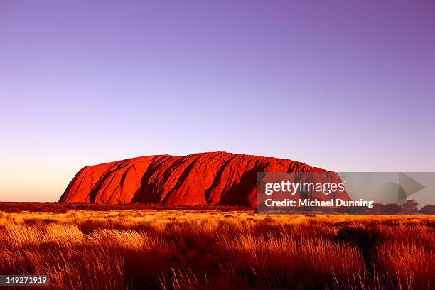 uluru, ayers rock, australia - uluru - fotografias e filmes do acervo