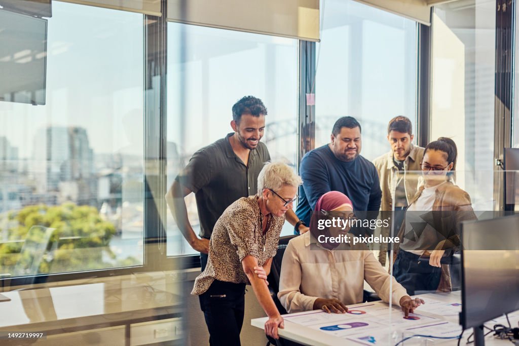 Uma equipe multicultural de profissionais que promove a colaboração e a inovação em Sydney.