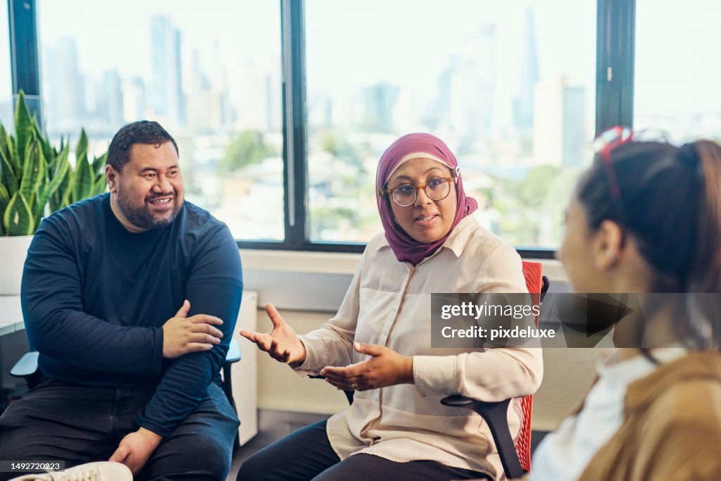 Indonesisch-australische Frau im Gespräch mit Teilnehmern einer Gruppentherapiesitzung