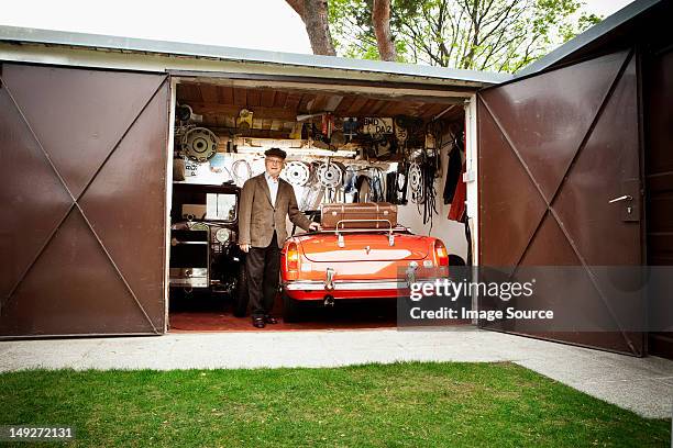 老人男性、ヴィンテージカーの駐車場 - フラットキャップ ストックフォトと画像