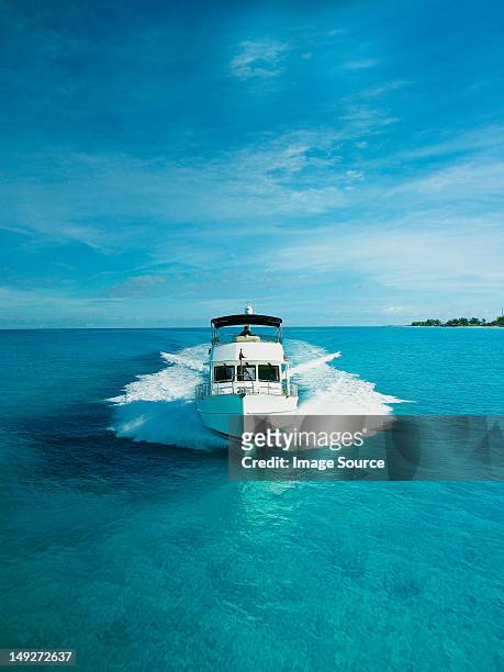 power boat, front view - motor boat photos et images de collection