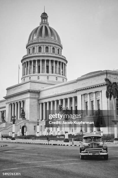 car in front of the capitol in havana, cuba in october 2022 - capitolio fotografías e imágenes de stock