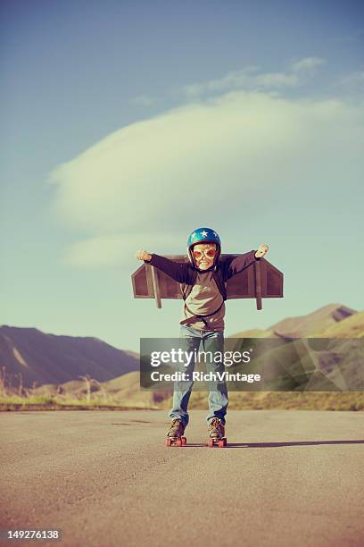 jetpack niños - ala de avión fotografías e imágenes de stock