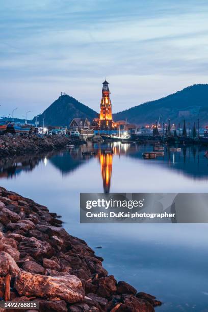 night view of dalian fisherman's wharf lighthouse - limites du terrain - fotografias e filmes do acervo