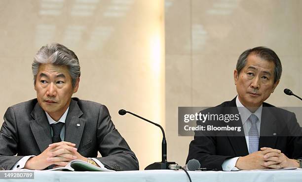 Koji Nagai, incoming president and chief executive officer of Nomura Holdings Inc., left, and Kenichi Watanabe, outgoing president and chief...