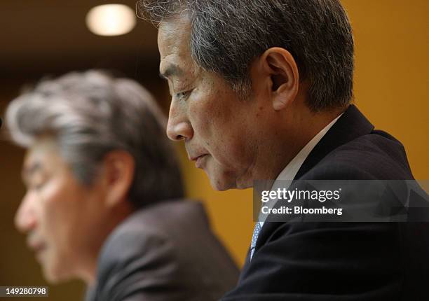 Koji Nagai, incoming president and chief executive officer of Nomura Holdings Inc., left, and Kenichi Watanabe, outgoing president and chief...