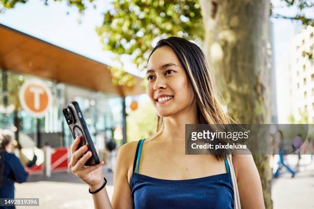 a smiling young woman embracing city life in sydney - sydney buses stockfoto's en -beelden
