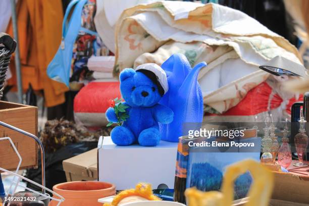 street flea market with second hands clothes and toys - flea market stockfoto's en -beelden