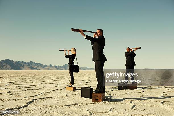 pronósticos de negocios - mirar a través fotografías e imágenes de stock