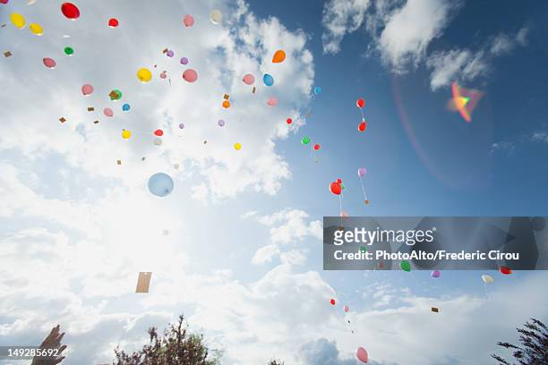 balloons floating toward sky - loslassen aktivitäten und sport stock-fotos und bilder