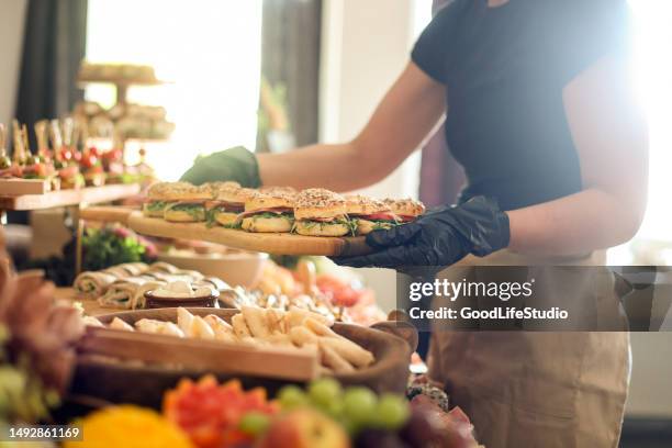 traiteur servant une grande table de buffet - restauration photos et images de collection