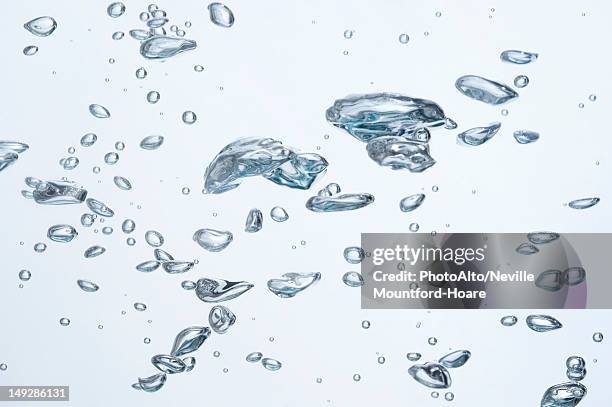 air bubbles in water - sparkling water photos et images de collection