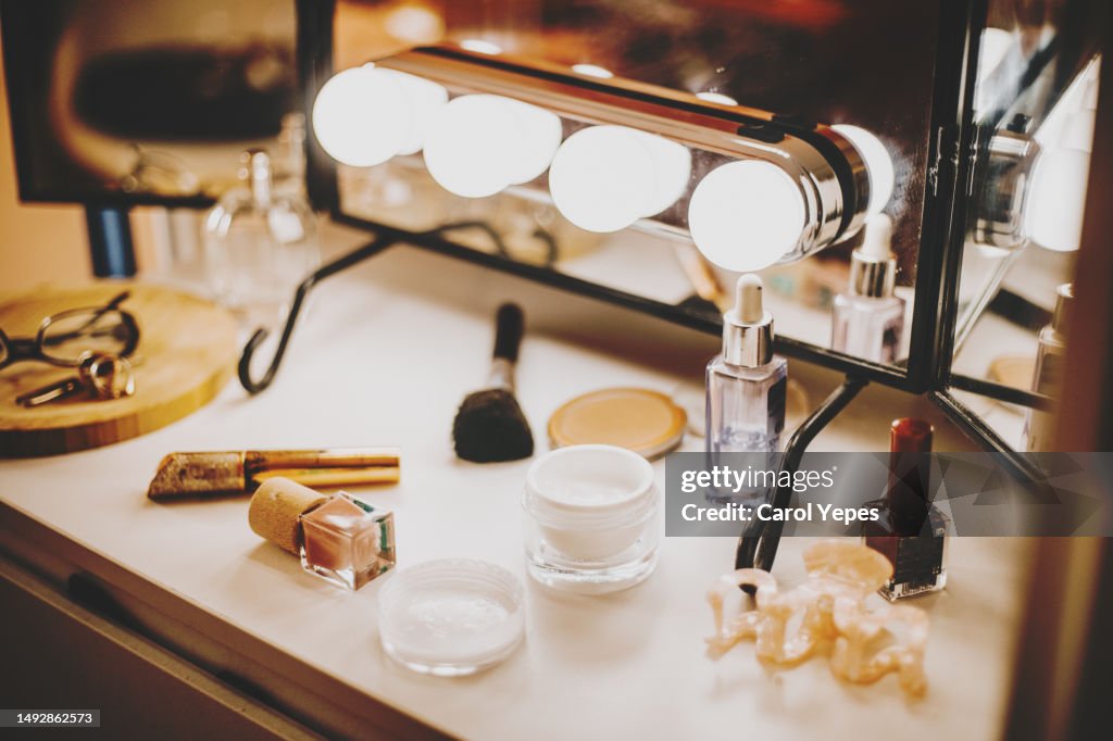 Dressing table/ vanity table with light mirror