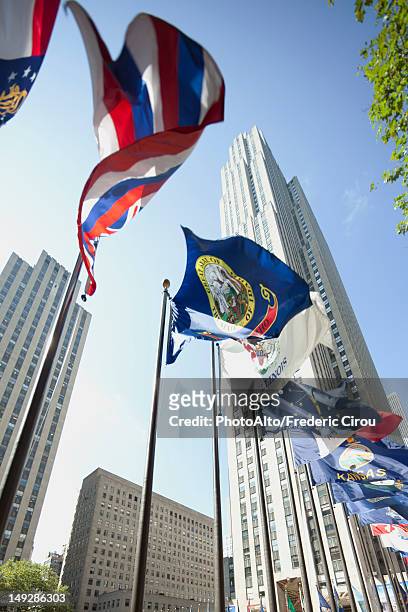 u.s. state flags on display, new york city, new york, usa - state flags stockfoto's en -beelden