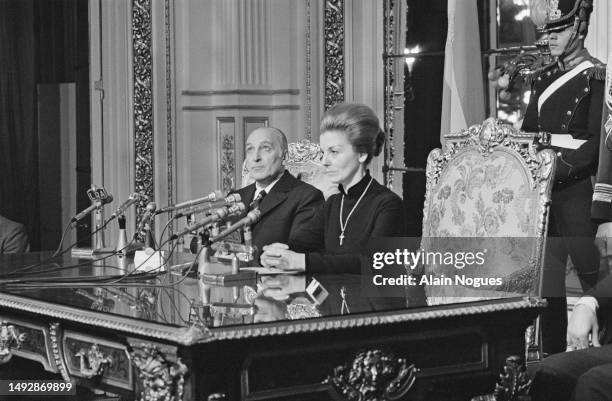 La présidente Isabel Peron avec Lopez Rega, ministre du bien-être social à la réunion des hauts fonctionnaires Argentins chargés du bien-être social.