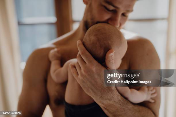 father bonding with his newborn baby. - dad stockfoto's en -beelden
