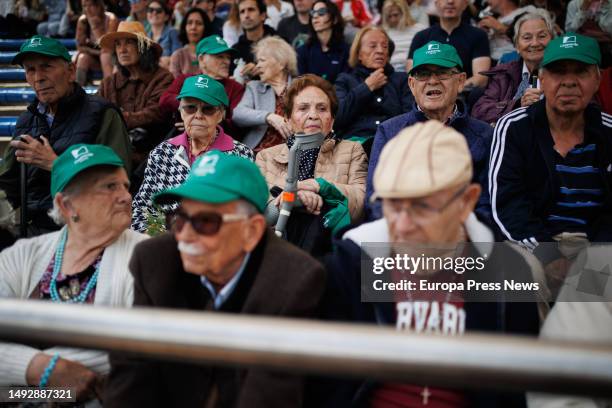 Several users of the Casaverde Residence in Navalcarnero during a dolphin show at the Zoo Aquarium of Madrid, on 24 May, 2023 in Madrid, Spain. The...