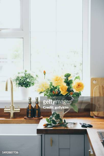 frisch geschnittene gelbe rosen aus dem garten - arranging stock-fotos und bilder