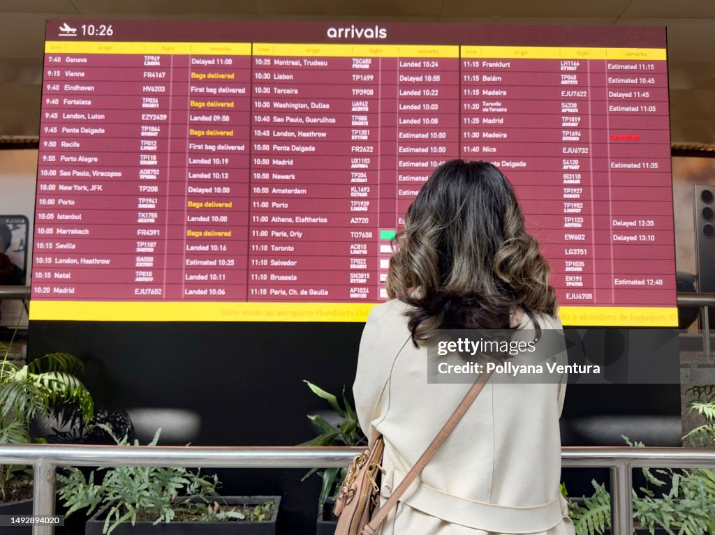 Destino turístico en el panel del aeropuerto