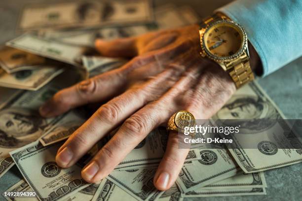 mann mit-dollar - ring schmuck stock-fotos und bilder