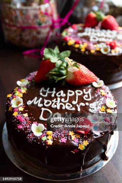 chocolate fudge cakes for mother’s day, decorated with red roses and pink sprinkles - s stock pictures, royalty-free photos & images