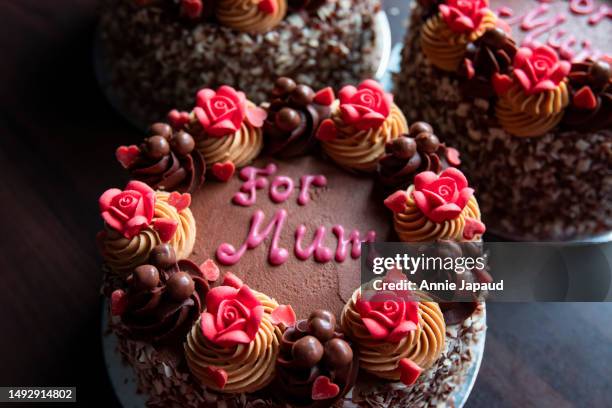 mother’s day chocolate cake decorated with red sugar roses with writing for mum - s stock pictures, royalty-free photos & images