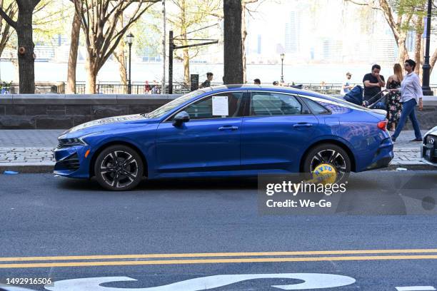 eine parkkralle, die von der new yorker polizei an einem geparkten auto in river terrace, new york, angebracht wurde. - parkkralle stock-fotos und bilder