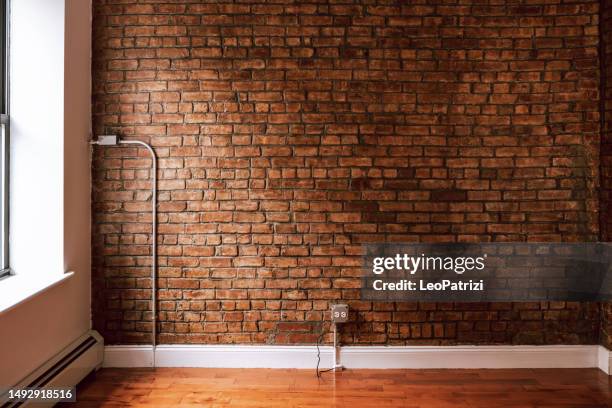empty new york studio with a brick wall beside a window - parede de tijolo imagens e fotografias de stock