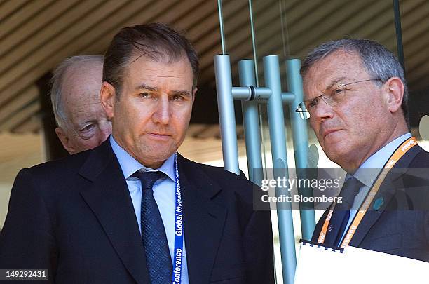 Ivan Glasenberg, chief executive officer of Glencore International Plc, center, stands with Martin Sorrell, chief executive officer of WPP Plc,...