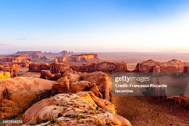 wild west, monument valley from the hunt's mesa - monument valley stockfoto's en -beelden