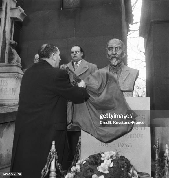 Inauguration du buste de Georges Méliès au cimetière du Père Lachaise, le 13 décembre 1954, à Paris.