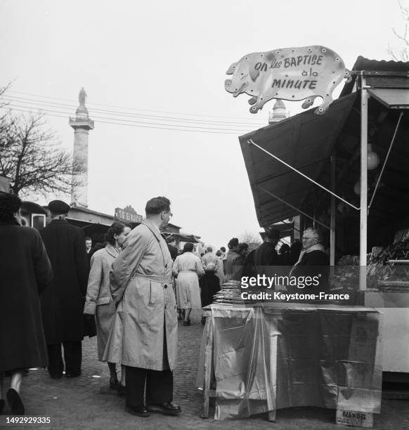 Stand de cochons en pain d'épice à la foire du Trône à Paris, le 9 avril 1955.