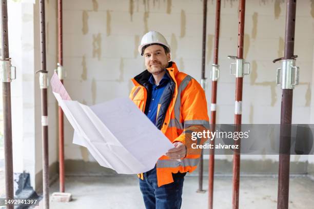 ingenieur bei der inspektion einer baustelle für wohnsiedlungen - vorarbeiter stock-fotos und bilder