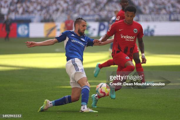 Tuta of Eintracht Frankfurt battles for the ball with Dominick Drexler of Schalke during the Bundesliga match between FC Schalke 04 and Eintracht...