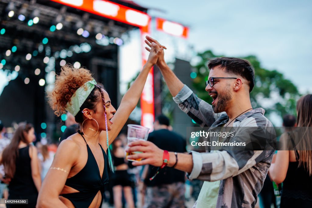 Paare tanzen beim festival