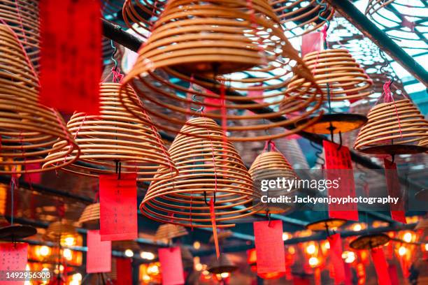 incense coils hung from the temple's roof - templo de man mo - fotografias e filmes do acervo
