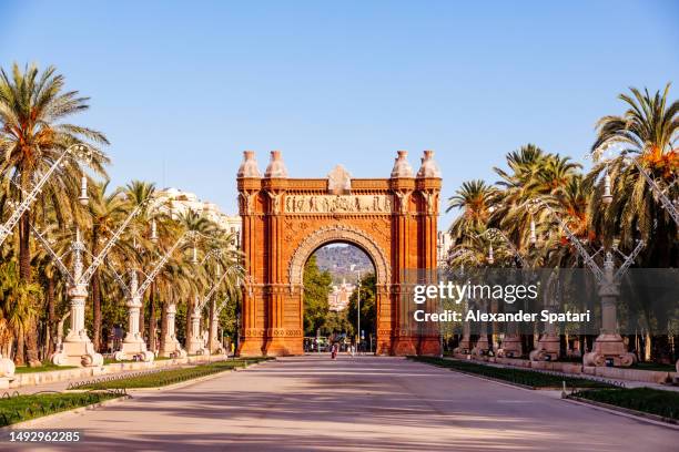 arc de triomf on a sunny day with clear blue sky, barcelona, spain - arco triunfal fotografías e imágenes de stock