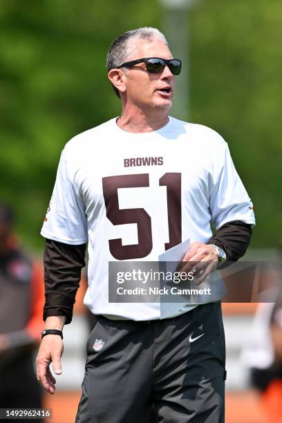 Defensive coordinator Jim Schwartz of the Cleveland Browns directs a drill during the Cleveland Browns OTAs at CrossCountry Mortgage Campus on May...