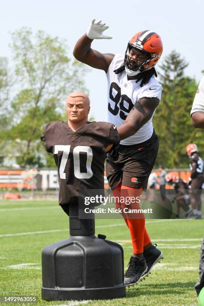 Za'Darius Smith of the Cleveland Browns runs a drill during the Cleveland Browns OTAs at CrossCountry Mortgage Campus on May 24, 2023 in Berea, Ohio.