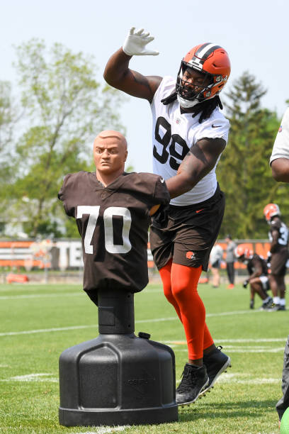 Za'Darius Smith of the Cleveland Browns runs a drill during the Cleveland Browns OTAs at CrossCountry Mortgage Campus on May 24, 2023 in Berea, Ohio.