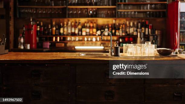 fotografie von leerer bar und regalen im hintergrund. - bar stock-fotos und bilder