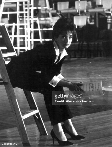 Actress Suzanne Pleshette seats at the set of the film '40 Pounds of Trouble' at California, 1962.
