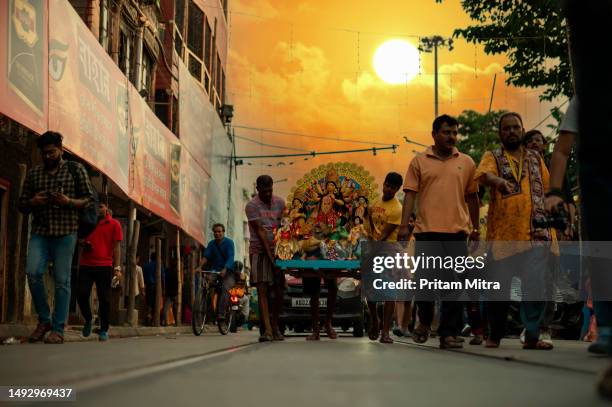 devi durga va al puja pandal - evento religioso foto e immagini stock