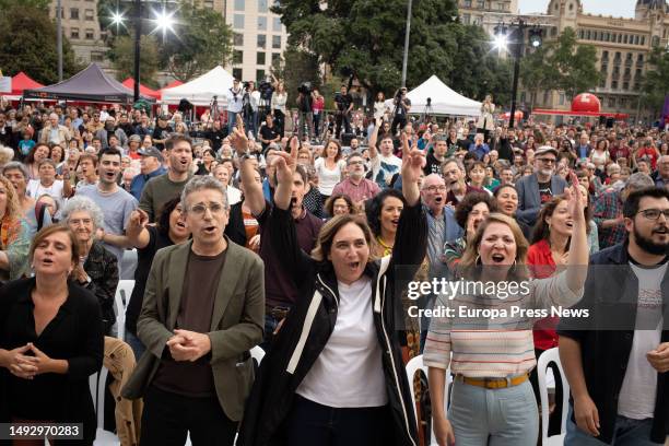 La alcaldesa de Barcelona y candidata a la reeleccion, Ada Colau , junto al teniente del alcalde de Cultura del Ayuntamiento de Barcelona, Jordi...