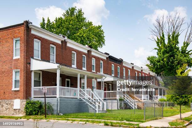 casas adosadas en baltimore - viviendas asequibles fotografías e imágenes de stock