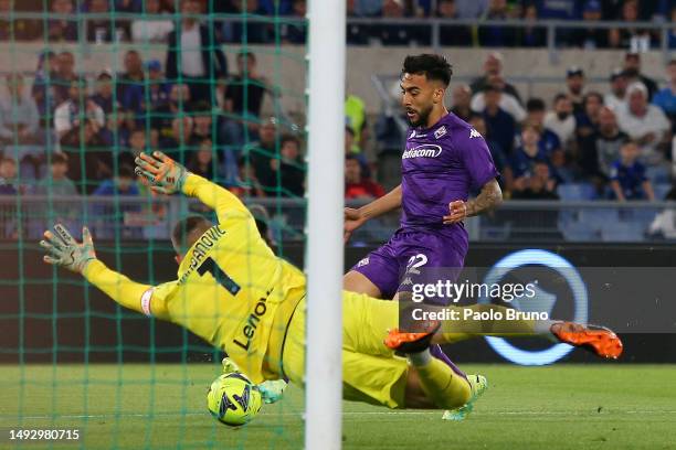 Nicolas Gonzalez of ACF Fiorentina scores the team's first goal past Samir Handanovic of FC Internazionale during the Coppa Italia Final match...